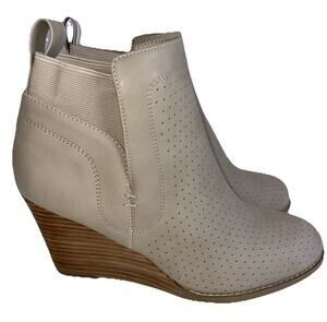 DV By Dolce Vita Gerdy Bootie Sz 8.5 Beige Slip On